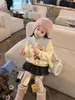 Conjunto forrado de polar para niña, colección otoño/invierno 2026, atuendo infantil estilo coreano con cuello de pétalos, sudadera gruesa y falda plisada, un conjunto de dos piezas para bebés