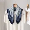 Estampado simétrico clásico, ribete azul marino, pañuelo de seda de lunares, look relajado estilo coreano, pañuelo versátil que se puede llevar alrededor del cuello