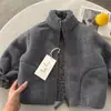 Chaqueta de lana de cordero hecha a medida para niños, colección de invierno 2025, chaqueta con forro polar para niños pequeños y niños, prenda exterior de color liso, chaqueta cálida estilo coreano para bebés