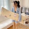 2026 Novo Modelo Ins Blogger Estilo Fofo Classe a 200g Veludo de Leite Travesseiro Longo 40*115cm Travesseiro (