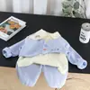 Conjunto de Roupa de Outono para Meninas 2026 Novo Estiloso Roupa Infantil com Botões Coloridos e Costura Diagonal, Conjunto de Três Peças da Moda para Bebês Meninas Atacado