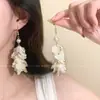 Pendientes Largos de Borla con Pétalos para Mujer Perla Alta Gama 2025 Nuevos Pendientes Florales Populares Pendientes Franceses Suaves