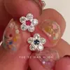 Piercing de Orelha Pequena Flor Brilhante com Diamantes Completos Brincos de Osso da Orelha Unhas de Orelha Brincos Novos para Mulheres 2025 Design de Nicho
