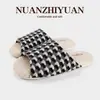 Pantuflas de cuadros tejidas de punta abierta para mujer, nuevo modelo de verano 2026, pantuflas interiores antideslizantes, transpirables, absorbentes de sudor, silenciosas