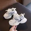 Sapatos Infantis de Primavera e Outono Atacado Tênis Esportivos para Meninos Calçados Casuais Respiráveis de Malha para Meninas Tênis de Pai da Moda para Crianças Pequenas e Médias