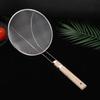 Cuchara de malla de acero inoxidable no magnético con mango de madera en forma de abanico de 20 cm para filtrar fugas, cuchara de madera para fideos, cuchara de madera para olla caliente