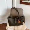 Bolsa tote minimalista transfronteiriça 2026 para mulheres, com grande capacidade, design único, estilo casual, visual moderno e adequada para o trajeto diário.