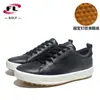 Folike ofrece venta directa de zapatos de golf para hombre, con un diseño deportivo y moderno, fabricados con piel de primera calidad y disponibles en tres colores.