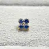 Pendientes de aleación de titanio ASTMF-13 flor de cuatro pétalos de circonita ultra brillante dorados Perforación de labio de circonita con rosca interna de titanio G23