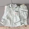 Pijama feminino plus size para primavera e outono, com bordado de algodão em padrão de nuvens, acabamento em renda, estampa de dachshund, estilo de colarinho com abertura frontal e corte solto, adequado para usar tanto em ambientes internos quanto externos.