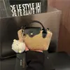 Nova Mini Bolsa de Palha 2026 para Mulheres, Bolsa de Mão Estilo Férias na Praia, Pequena Bolsa Trançada Versátil de Verão com Pingente