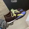Zapatillas de entrenamiento alemanas de cuero con bloques de color y cordones para mujer, hacen que los pies parezcan más pequeños, estilo zapatos de Forrest Gump, nuevos zapatos deportivos casuales otoño e invierno 2026