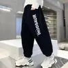Calça de Moletom Casual Solta com Estampa de Letras para Meninos Outono 2026 Novo Estilo Calça Jogger para Crianças de Tamanho Médio a Grande para Uso ao Ar Livre