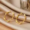 Estos pendientes están hechos de plata de ley S925 y presentan un diseño irregular de metal líquido, lo que les da un aspecto sofisticado y elegante.. Son versátiles y se pueden combinar con varios atuendos, lo que los convierte en una opción elegante para cualquier ocasión.