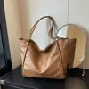 Bolso tote casual de la serie de colores Maillard europea y americana, cuero suave plisado, gran capacidad, adecuado para el trabajo y los desplazamientos, bolso de hombro casual