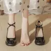 Zapatos de tacón alto estilo Mary Jane francés para mujer, nuevo modelo otoño 2026, con correas cruzadas y correas de hebilla, adecuados para faldas y cheongsams vintage.