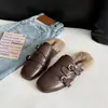 Zapatillas de punta con hebilla de estilo británico para mujer, zapatos de pelo, slip-on, mules planos para exteriores, cómodos, huecos tallados