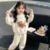Conjunto Doce para Bebê Menina Primavera e Outono 2026, Conjunto Casual Infantil Estilo Coreano com Renda e Ursinho Cartoon