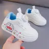 Nuevos Zapatos Infantiles para Niñas y Niños Primavera y Otoño 2026, Zapatos de Piel Blancos, Tenis de Moda Bajos de Dibujos Animados