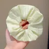 Scrunchie de cuadros en bloques de colores azul y morado suave, simple y versátil para coletas bajas de niñas, adecuado para el uso diario y como un pequeño accesorio para el cabello