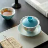 Conjunto de chá de cerâmica azul céu claro com underglaze pintado à mão, apresentando um design de borboleta, incluindo uma tigela com tampa, bule, xícaras de chá e xícaras de café