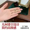 Pendientes cuadrados geométricos sencillos y elegantes para mujer, chapados en plata, con aguja hueca, ligeros, de lujo, combinables, exquisitos pendientes cuadrados pequeños.