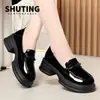 Nuevos Zapatos Lefu 2024 de Suela Gruesa Estilo Academia Negros Zapatos Pequeños de Cuero de Suela Blanda Combinan con Todo Estilo Británico Buena Durabilidad Zapatos de Una Sola Capa para Mujer