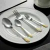 Talheres de Aço Inoxidável Coroa Garfo Colher Garfo de Comida Ocidental com Relevo Banhado a Ouro Conjunto de Talheres Faca Garfo Colher Faca e Garfo de Bife para Hotel Atacado