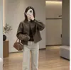 Elegante chaqueta corta de gamuza bordada estilo retro en verde y marrón, una chaqueta corta suave y elegante para otoño
