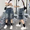 Shorts jeans rasgados com grafite para mulheres, estilo fino de verão, novas calças compridas estilo americano 2026, tamanho grande, shorts de cinco pontos emagrecedores para mulheres plus size