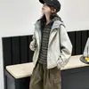 Casaco de outono para meninas 2026 novo estilo, jaqueta de couro com capuz estilo duas peças falsas da moda para meninas do ensino fundamental