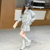 Conjunto de Xale Listrado para Meninas 2026 Novidades de Outono Hoodie Bordado com Letras para Crianças Saia Plissada Estilo Escolar Roupas de Outono