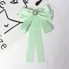 Pajarita para Mujer, Moño Grande en Verde Claro con Pasador de Cinta de Perlas, Broche Accesorio Estilo Universitario, Broche de Perlas