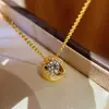 Moderna Cadena de Colgante Flotante de Zirconio Cepillado Incrustado de Lujo Ligero con Diseño de Nicho y Sensación de Alta Gama Planeta Flotante para Mujer