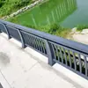 Barandilla de aleación de aluminio para paisaje de puente, barandilla de protección de río con postes inclinados y verticales, barandilla de ribera hecha a medida para proyectos de frentes marítimos urbanos