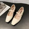 Elegantes sapatos femininos novos prateados de salto baixo estilo francês para primavera e verão de 2026, adequados para combinar com saias, sapatos de bico quadrado pequeno e baixos
