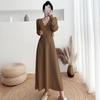 Vestido de punto de color sólido con temperamento simple nuevo de otoño e invierno, falda de suéter con cuello en V y base adelgazante de cintura de moda