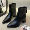 Botas de Cano Curto Femininas Salto Bloco Bico Fino Zíper Traseiro Salto Alto 2026 Nova Coleção Outono/Inverno Versáteis Cor Nude Botas de Cano Curto Salto Médio Botas da Moda