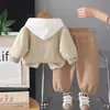 Conjunto de cardigã baseball com capuz de algodão macio estilo cartoon urso coreano para menino, um conjunto estiloso para primavera e outono