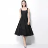 Foto Real do Novo Vestido Feminino Elegante e Estiloso com Design de Ajuste na Cintura, Efeito Emagrecedor, Tecido Jacquard e Alças Finas