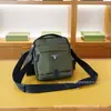 Nueva Marca P Comercio Exterior 2024 Nuevo Estilo Europeo y Americano Bolso Cruzado para Hombre con Logo Triangular Estampado Cremallera Bolso de Hombro de Moda Bolso para Hombre