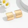 Brincos de Tarraxa Quadrados Curvos de Cor Clara Estilo Europeu e Americano Moderno Estilo Minimalista para o Dia a Dia Brincos Versáteis Brincos de Tarraxa Estilo Francês de Nicho para Mulheres