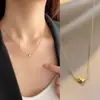 Colar de Luxo de Nicho Simples e Requintado, Colar com Pingente Pequeno de Coração, Corrente de Clavícula em Aço Titânio Dourado 18K Não Desbota para Mulheres