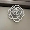 Broche Flor Oca com Pedras de Diamante Estilo Retrô Francês, Luxo de Alto Padrão, Acabamento Requintado, Atacado de Acessórios de Luxo para Mulheres