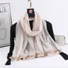 Bufanda Larga de Seda Estilo Nuevo para Mujer, Moderna y Versátil, Color Sólido con Rayas de Hilo Dorado, Bufanda de Seda Sintética, Chal Delgado para Primavera y Otoño