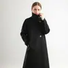 Casaco de Lã Novo de Inverno 2024 Feminino de Comprimento Médio Simples Cor Sólida Estilo Hepburn Quente Casaco de Lã Pura