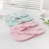 Zapatillas de masaje con flores, zapatos de mujer, chanclas de verano nuevas, sandalias de playa planas de color sólido a la moda para mujer, venta al por mayor de marea