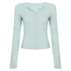 Cardigã feminino de malha texturizada azul menta claro, com gola semiaberta e mangas compridas, top curto de corte justo, de abotoamento simples, que acentua a silhueta.