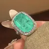 Anillo de joyería Huayoumei simulación corindón rojo circón esmeralda joyería de lujo vintage de alta gama para mujer venta al por mayor