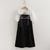 26019 Conjunto de dos piezas para mujer: falda con tirantes de retazos de encaje fresca y dulce + camisa blanca de manga corta con cordones